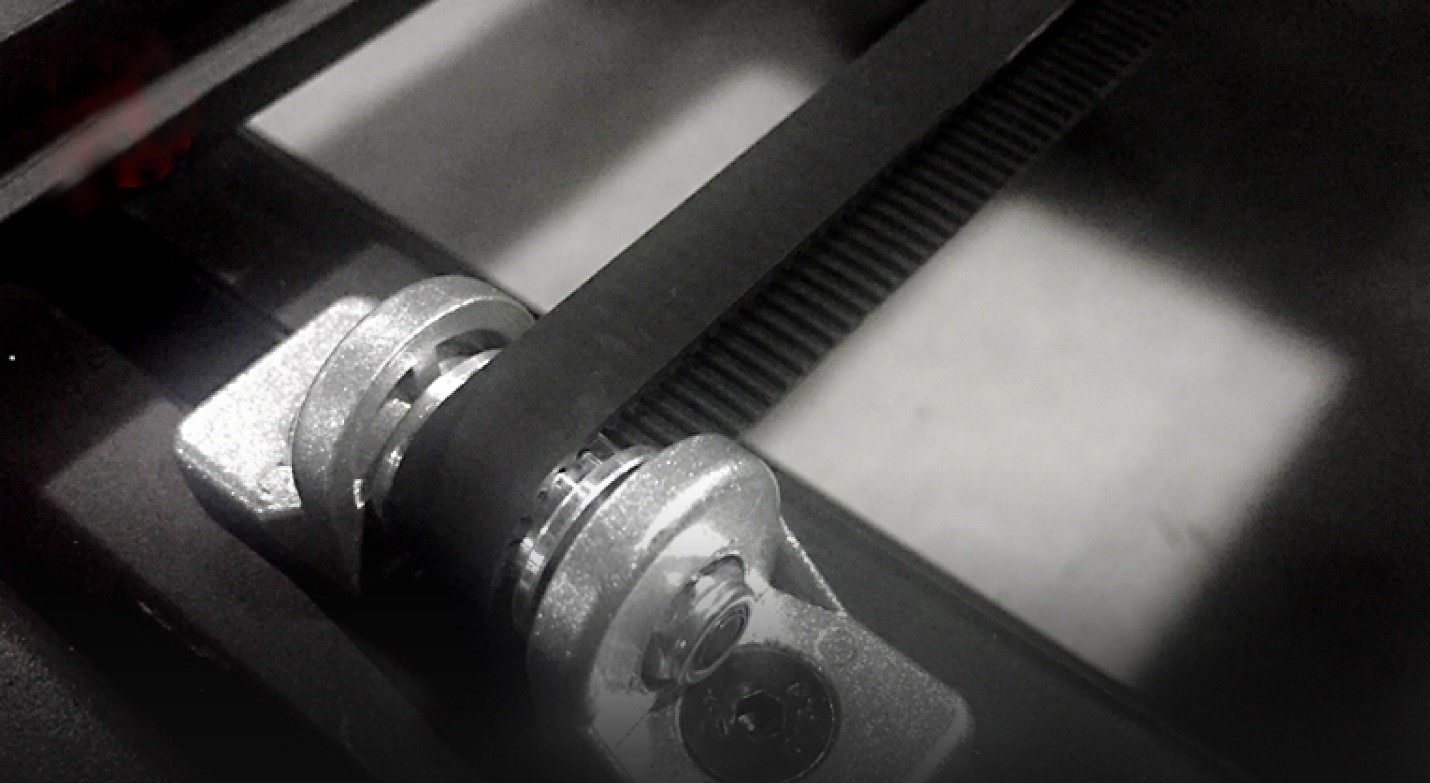 Широкий надежный ремень и ролик большего размера Широкий надежный ремень и ролик большего размера