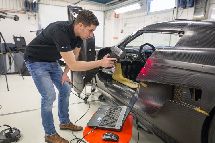 3D-сканирование автомобиля лучше проводить в помещении, предварительно нанеся на объект специальные метки