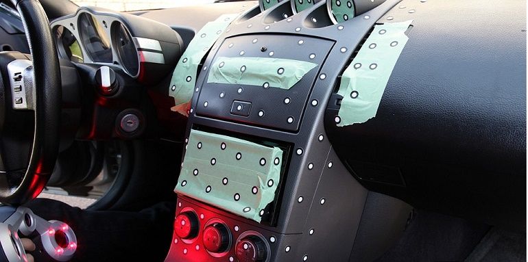 Для наилучшего результата сканирования все полые поверхности передней панели авто заклеены специальным скотчем с метками